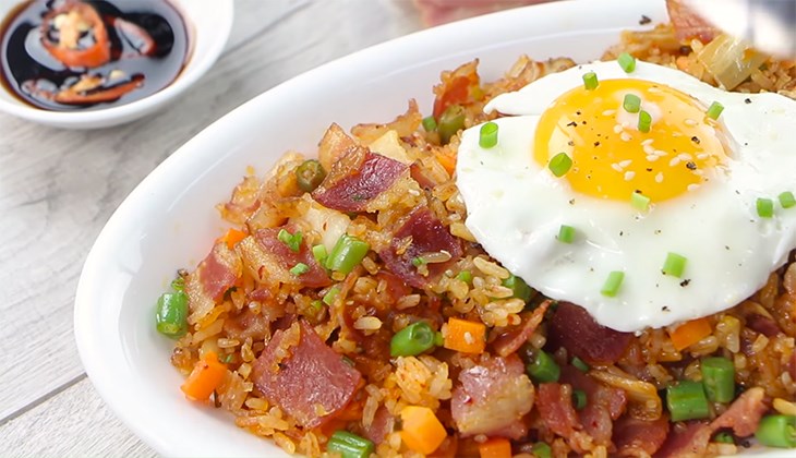 Cách làm cơm chiên thịt xông khói thơm ngon hấp dẫn ăn là ghiền